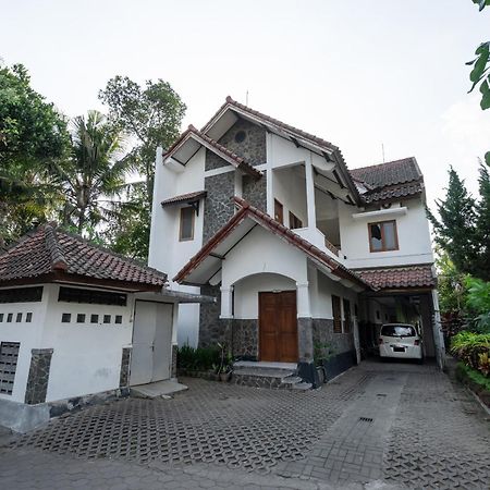 ホテル Oyo 1778 オマー ドゥウェット Beran Kidul エクステリア 写真
